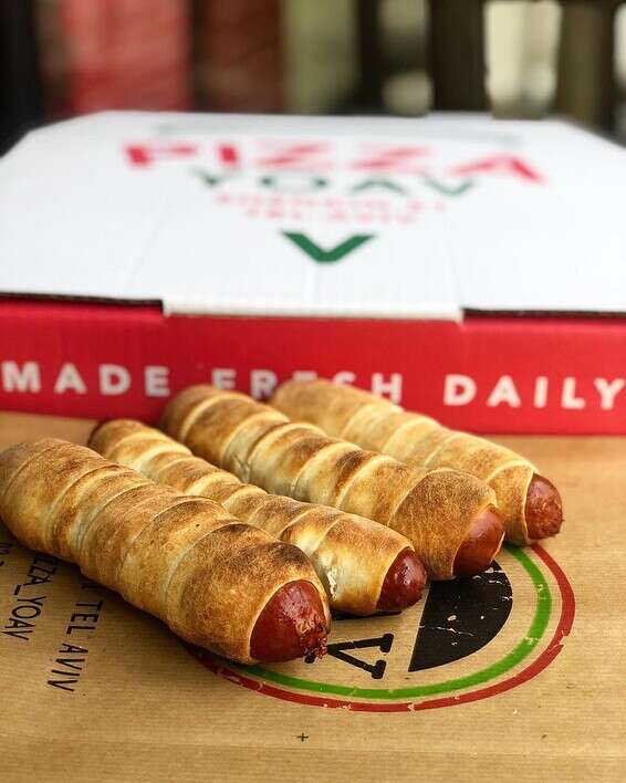 נקניקיה בבצק פיצה של "פיצה יואב" // צילום: גיל חכמון